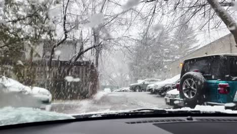 Autofahren-Durch-Schneefall-An-Einem-Wintertag---Mittlerer-Schuss