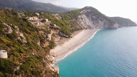 Costa-Y-Larga-Playa-De-Arena-De-Milos-En-La-Isla-De-Lefkada,-Grecia---Antena