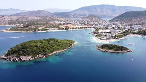 Paisaje-Urbano,-Costa-Y-Pequeña-Playa-En-Las-Islas-Ksamil,-Albania---Antena-De-Marcha-Atrás-Lenta