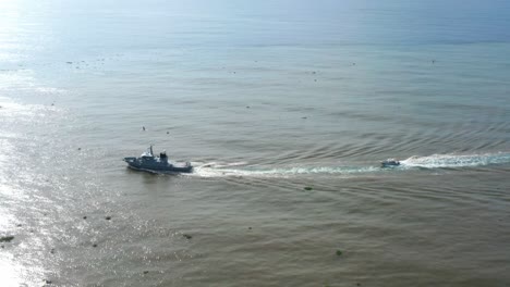 Barco-Armado-Navegando-Al-Amanecer-En-El-Mar-Caribe,-Santo-Domingo-En-República-Dominicana