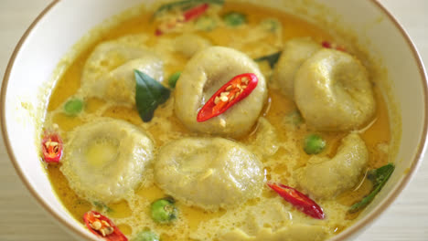 Sopa-De-Curry-Verde-Con-Bola-De-Pescado---Estilo-De-Comida-Tailandesa