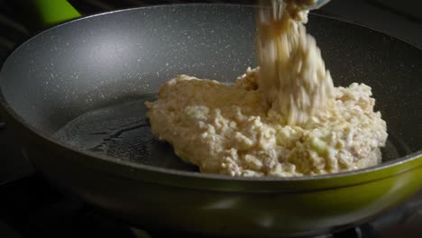 Gießen-Sie-Hafer,-Eier-Und-Käsemischung-In-Eine-Heiße-Pfanne-Mit-Geschmolzener-Butter