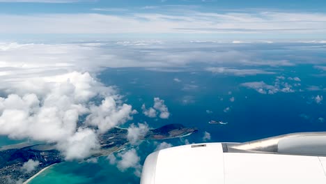 Vista-Aérea-De-Honolulu-Hawaii-Y-Las-Islas-Desde-Arriba-Con-Nubes-Desde-La-Ventana-Del-Avión-Volador