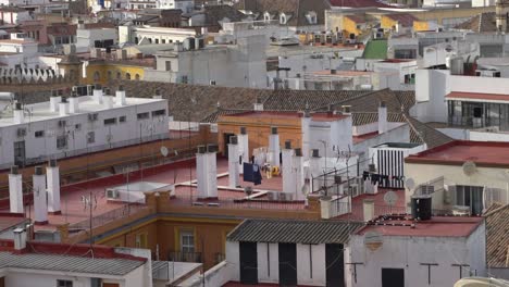 Kleidung-Auf-Dem-Dach-In-Der-Mediterranen-Stadt-Aufgehängt