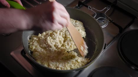Haferflocken-Und-Käse-Mit-Ei-Mischung-In-Einer-Pfanne-Kochen