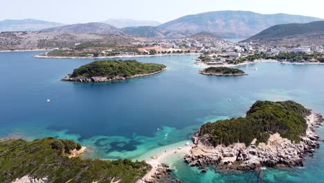 Islas-Ksamil,-Albania---Antena-De-Pequeña-Playa-De-Arena-Blanca-Y-Hermosa-Costa