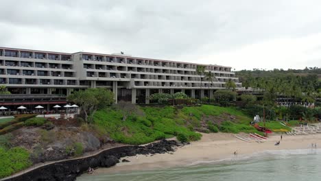 Das-Mauna-Kea-Beach-Hotel,-Der-Golfplatz-Und-Die-Umgebung-An-Einem-Schönen-Tag-Auf-Der-Big-Island-Von-Hawaii---Luftüberführung
