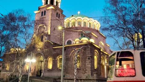 Tranvía-Pasando-Frente-A-La-Iglesia-De-St-Nedelya-En-Bulgaria-Durante-La-Noche