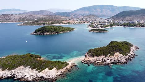 Islas-Ksamil,-Albania---Antena-De-Pequeña-Playa-De-Arena-Y-Hermosa-Costa