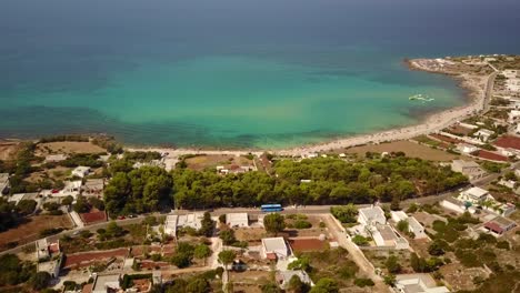Vista-De-Drones-De-Algunas-Casas-Y-Luego-Panorama-Del-Mar-Mediterráneo
