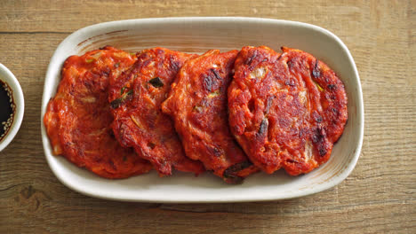 Koreanischer-Kimchi-pfannkuchen-Oder-Kimchijeon---Gebratenes-Gemischtes-Ei,-Kimchi-Und-Mehl---Traditioneller-Koreanischer-Essensstil