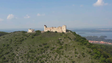 Ruins-of-stone-castle-Děvičky-in-moravian-countryside,-drone-shot