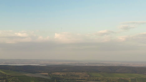 Wolken-Und-Dämmernder-Dunst-über-Der-Tschechischen-Landschaft,-Panoramadrohnenaufnahme