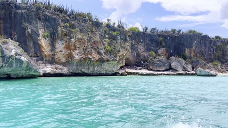Beeindruckende-Klippen-Und-Felsbrocken-An-Der-Wunderschönen-Karibischen-Küste