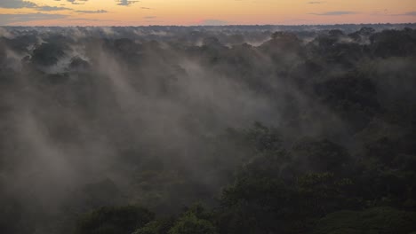 Zeitraffer-Der-Magischen-Morgendämmerung-über-Dem-Regenwald-Mit-Nebel,-Der-Sich-Hinüber-Bewegt