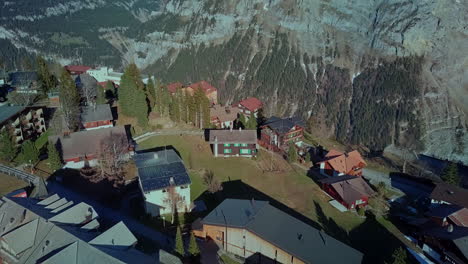 Luftaufnahme-Des-Schweizer-Dorfes-Mürren-Mit-Riesigem-Gefälle-Ins-Lauterbrunnental