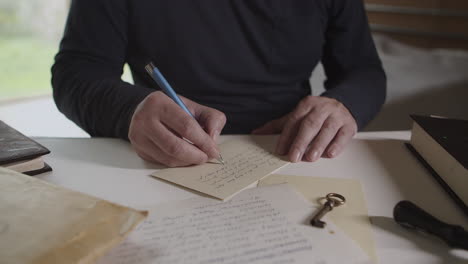 Ein-Mann-Schreibt-Einen-Brief-Mit-Einem-Kugelschreiber