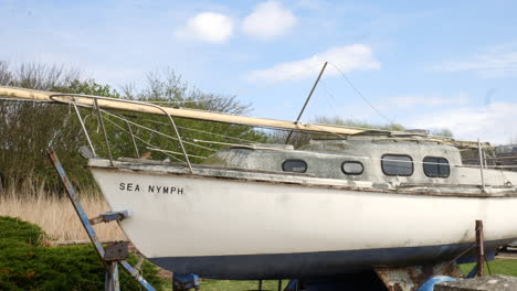 Ein-Müdes-Altes-Verlassenes-Segelboot-Auf-Einem-Verrosteten-Anhänger