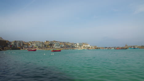 View-Of-St-Ives-Harbour-Beach-With-Boats-And-Coastal-Structures-In-Cornwall,-UK