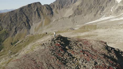 Luftlandschaft-Der-Harding-Icefield-Kenai-Berge-Im-Alaska-Nationalpark-USA,-Wanderer,-Der-Allein-An-Der-Spitze-Der-Crest-Felsformation-In-Der-Wildnis-Steht
