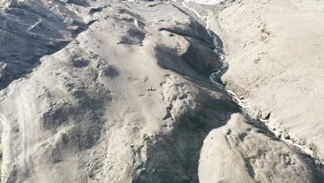 Luftbild-Von-Oben-Nach-Unten-Auf-Das-Gletscher-eisfeldmuster-In-Alaska,-Drohne-Enthüllt-Unverschmutzte-Natürliche-Berglandschaft,-Die-Mit-Weißem-Schnee-Bedeckt-Ist
