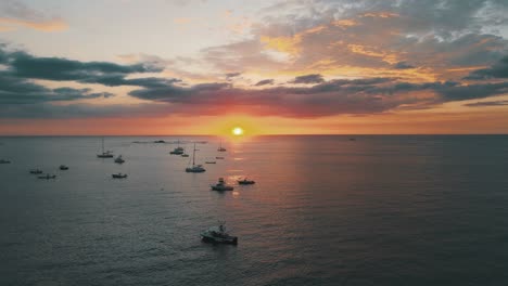 Aufsteigend,-Enthüllt-Einen-Wunderschönen,-Goldenen-Sonnenuntergang,-Verankerte-Boote-In-Einem-Sicheren-Hafen,-Antenne