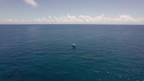 Blauer-Ozean-Und-Ein-Fischerboot