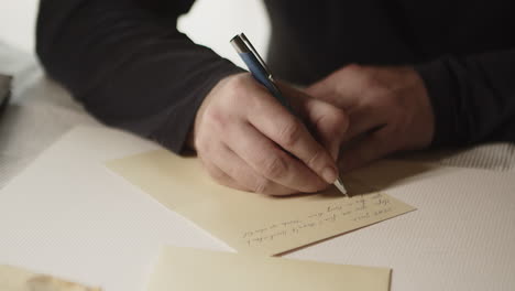 Schreiben-Von-Briefen-In-Der-Hand,-Stift--Und-Papierdetail,-Kommunikationsart-Der-Alten-Schule,-Nahaufnahme-Von-Vorne