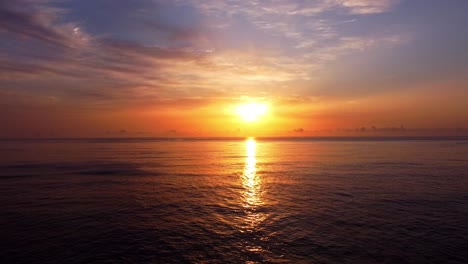 Sonnenuntergangsdrohnenschuss,-Der-über-Ruhigen-Ozean-Fliegt