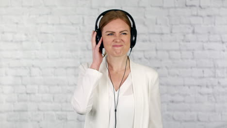 Attractive-young-business-woman-listening-to-music