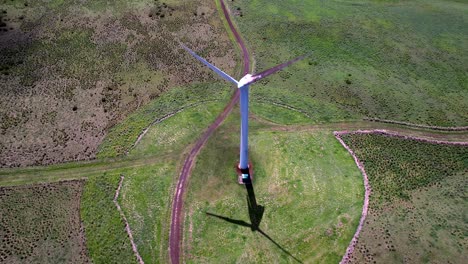 Eine-Windkraftanlage,-Die-Saubere-Energie-Aus-Dem-Windpark-Hawi-Zur-Erneuerbaren-Entwicklung-Erzeugt---Orbitale-Luftaufnahme