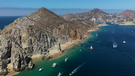 Tiro-De-Drones-Comenzando-En-Botes-Y-Luego-Revelando-Las-Montañas-Y-Playas-De-Cabo-San-Lucas-México