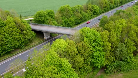 Drohnenaufnahme,-Die-Viele-Fahrzeuge-Zeigt,-Die-Unter-Einer-Brücke-Entlang-Der-Schnellstraße-A2-In-Der-Nähe-Von-Canterbury-Vorbeifahren