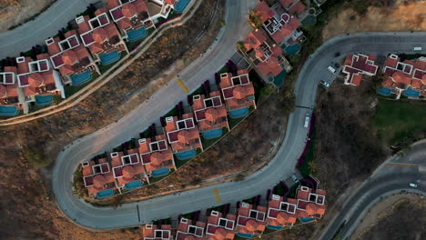 Tiro-Cinemático-De-Drones-En-ángulo-Descendente-De-Villas-Resort-En-Cabo-Lucas-México