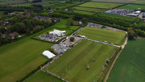 Luftaufnahme-Des-Canterbury-Rugbyplatzes-Mit-Zwei-Traktoren,-Die-Das-Gras-Schneiden