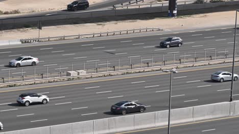 2x-Geschwindigkeit:-Verkehr-Auf-Der-Autobahn-In-Dubai,-E-11-Straße-In-Den-Vereinigten-Arabischen-Emiraten