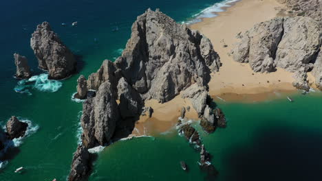 Drone-shot-of-the-sea-cliffs-in-Cabo-San-Lucas-Mexico,-Playa-del-Amor-and-El-Arco-in-view