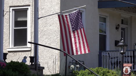 Eine-Amerikanische-Flagge-Und-Kitschige-Ornamente-Schmücken-Ein-Haus