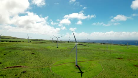 Wind-Farm-on-green-fields,-Wind-turbines-spinning-fast-on-Hawaiian-Landscape,-Hawi
