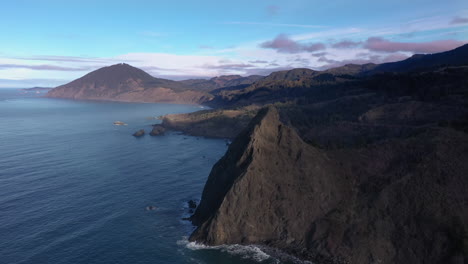 Costa-De-Oregon-Del-Océano-Azul-Con-Pilas-De-Mar-Y-Acantilados-Cerca-De-La-Montaña-Humbug
