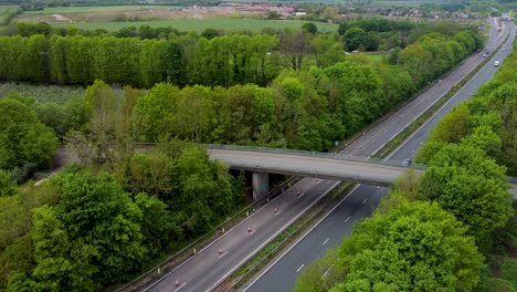 Drone-Ascendiendo-Para-Revelar-La-Vía-De-Doble-Calzada-A2-En-Canterbury-Con-Un-Puente-Que-La-Cruza
