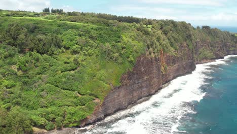 Klippen-Entlang-Der-Küste-Von-Kohala-In-Der-Nähe-Des-Pololu-tals-Auf-Der-Großen-Insel-Hawaii---Atemberaubende-Parallaxenansicht-Aus-Der-Luft