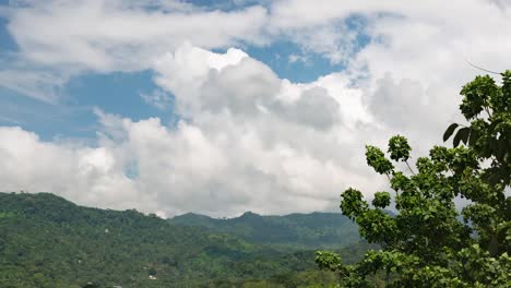 Zeitraffer-Auf-Einem-Berggipfel-Im-Mexikanischen-Regenwald-Mit-Sich-Bewegenden-Wolken