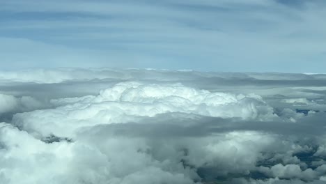Vista-Aérea-Desde-La-Cabina-De-Un-Jet-De-Un-Cielo-Nublado-Con-Algunas-Nubes-Blancas