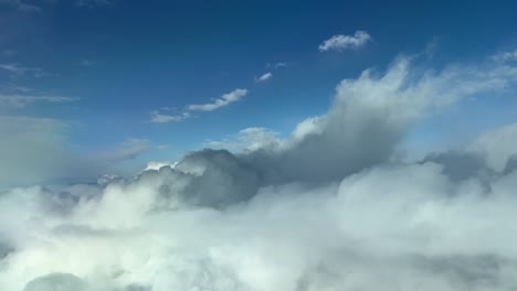 Luftaufnahme-Aus-Einem-Cockpit,-Das-Durch-Weiße-Und-Graue-Wolken-Fliegt