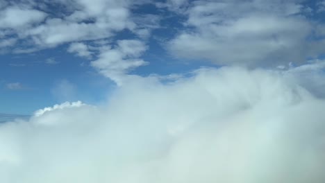 Vista-Aérea-Desde-La-Cabina-De-Un-Jet-Mientras-Volaba-Sobre-Las-Nubes