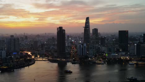 Eine-Drohne-Bei-Spätem-Sonnenuntergang-über-Der-Skyline-Von-Ho-Chi-Minh-Stadt,-Vietnam