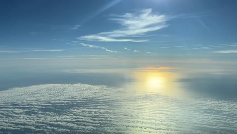 Schöne-Luftaufnahme-Von-Einem-Jet-Cockpit-Eines-Wunderschönen-Himmels-Mit-Der-Sonne,-Die-Sich-Auf-Dem-Meer-Widerspiegelt