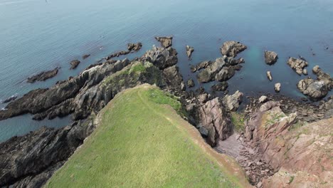Atemberaubende-Felsen-Und-Klippen-South-Devon-England-Drohne-Luftaufnahme