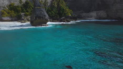 Zwei-Schwarze-Mantarochen-Schwimmen-Im-Seichten-Wasser-Am-Tropical-Diamond-Beach-Auf-Nusa-Penida,-Antenne